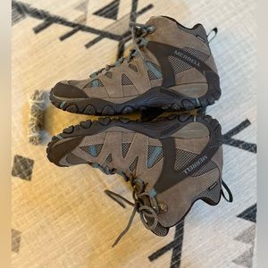 Merrell Deverta 2 hiking boot - size 9.5 - light brown, dark brown, and blue.